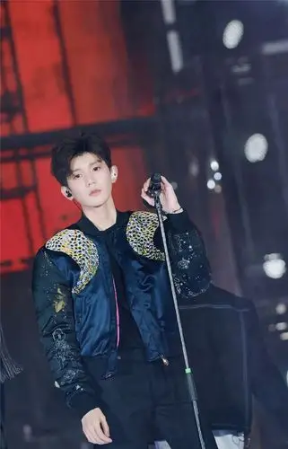 王源生日演唱会酷帅舞台照图片_明星_美桌网
