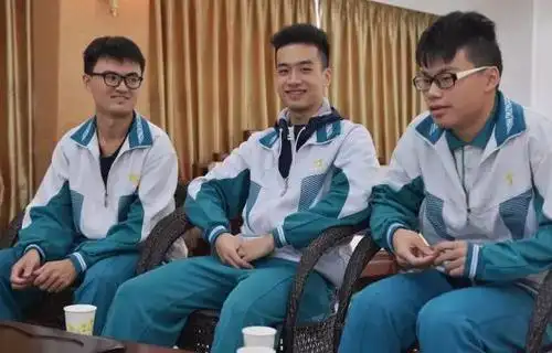 广州市第六中学校服图片