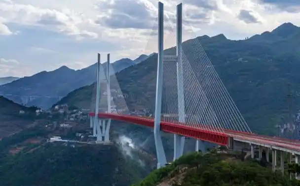 北盘江大桥,是中国境内一座连接云南省曲靖市宣威市普立乡与贵州省