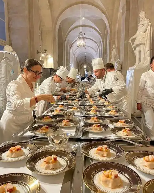 查尔斯和卡米拉在刚刚结束的凡尔赛宫国宴里面吃了什么?