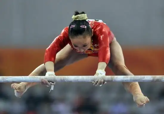 图文-女子个人全能决赛 黄秋爽在高低杠比赛中