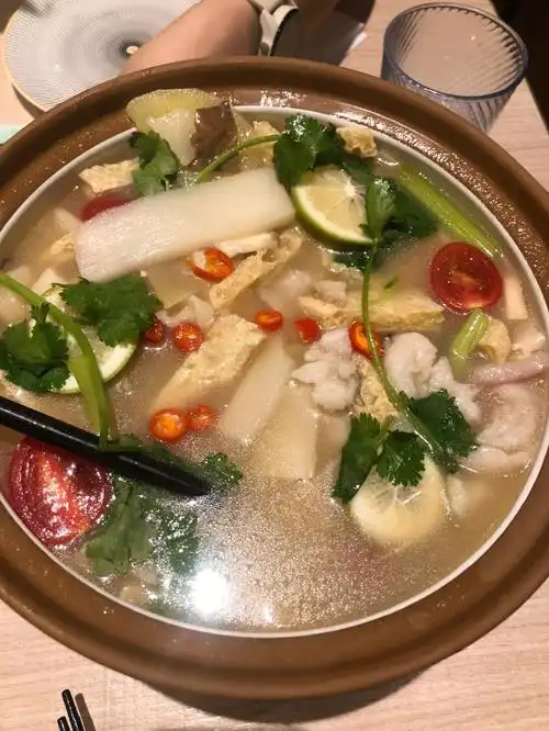 太热了,和朋友想吃点清淡的,选择了东南亚菜系～#越南鲜虾米纸春卷