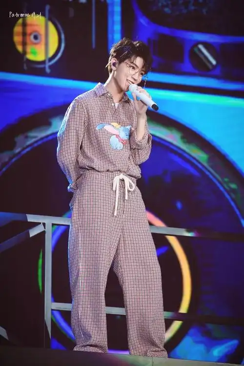 王俊凯身穿高奢大衣,头发漂染成紫色,却因为手里拿的东西被嫌弃