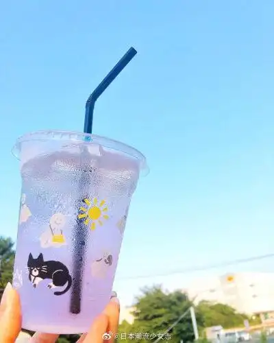 新品「雨色果冻茶」淡紫色的透明茶饮和可爱的杯子,对着天空拍超～美!