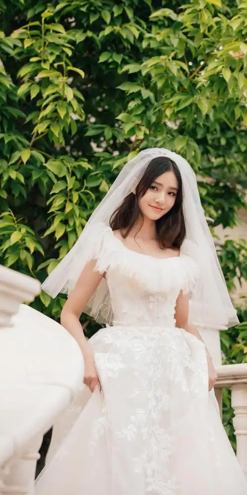 穿着婚纱的甜美女孩