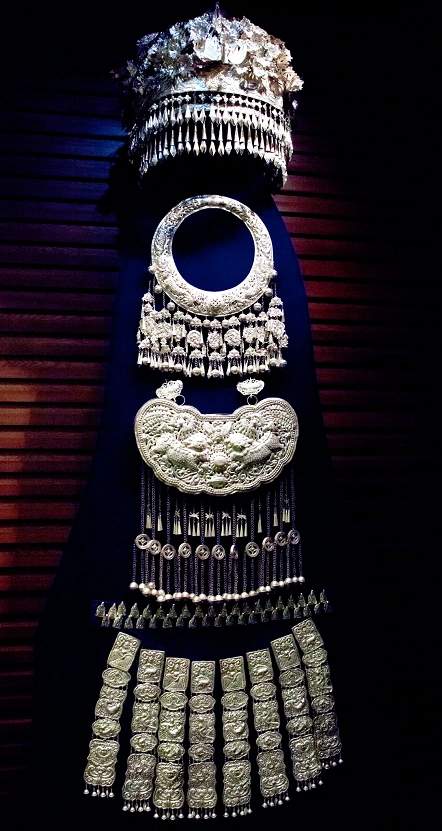 在贵州省黔东南雷山县的苗家人仍传承着民间传统苗族银饰锻制手工技艺