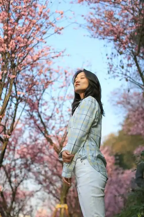 与花拍照来学几个简单动作轻松出片