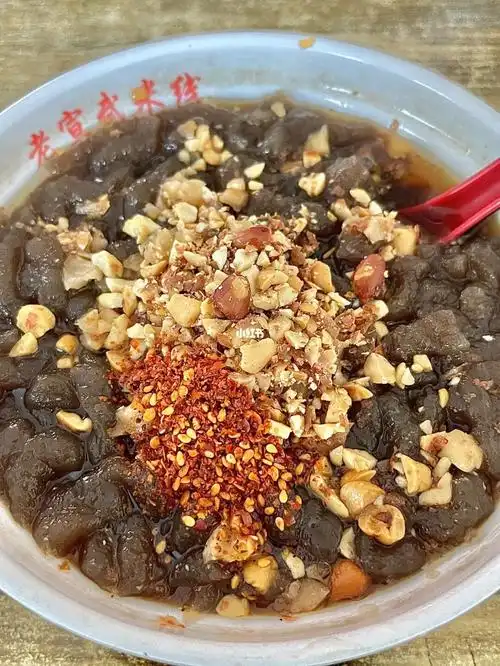 徐州小吃红薯粉做的蛙鱼95形似蝌蚪