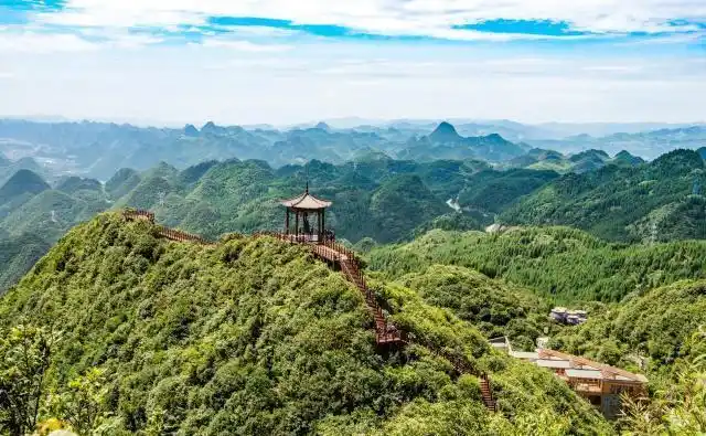梅花山索道坐落在贵州六盘水市的梅花山风景区,全长9.91公里,总投资9.