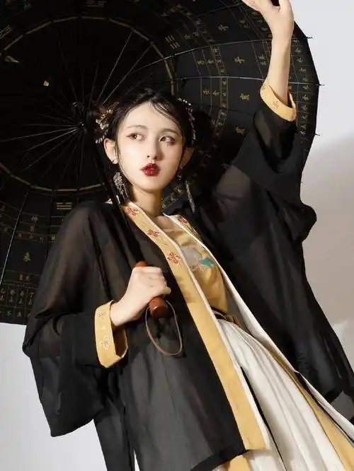 如果像展现出更为酷飒的效果,那么可以舍弃传统的古风发型,比如双丫髻