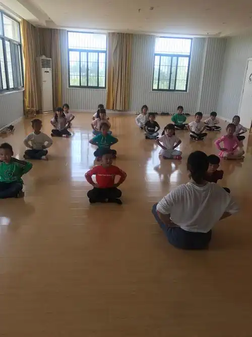 晶晶老师开始教我们练盘腿坐!我要好好练哦