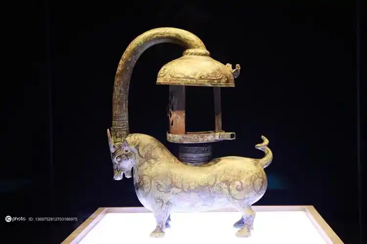 南京博物院镇馆之宝国宝级文物汉代错银铜牛釭灯