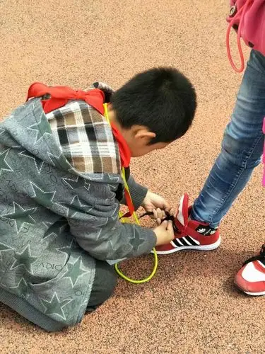 如果人人都献出一点爱,将不再会看到别人得不到帮助时焦急的脸胧.