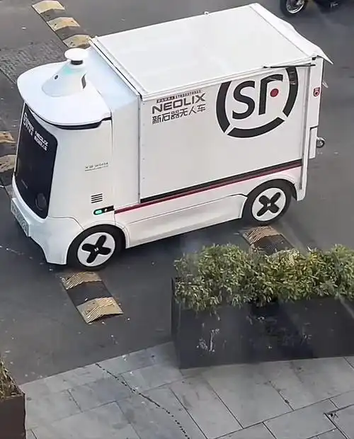 笑不活了!顺丰快递无人车上班"摸鱼"遭举报,路人小哥笑弯了腰