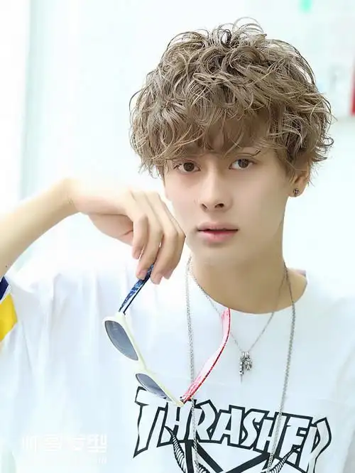 蓬松的全头染发,每一缕头发都做了弯卷的烫发设计,非常具有复古的文艺