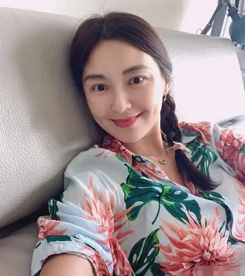 小昭陈秀丽嫁鞋业大亨生双胞女43岁晒煮妇照宛若冻龄