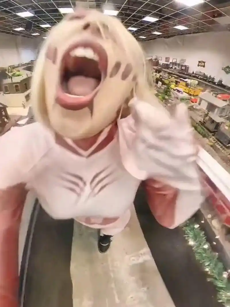 《进击的巨人》,女巨人吃人啊!