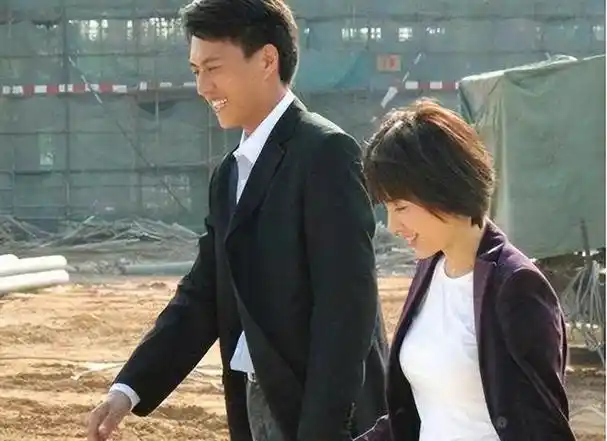 两次爱上离婚妇女,不顾家人反对娶了二婚女,靳东如今很幸福!