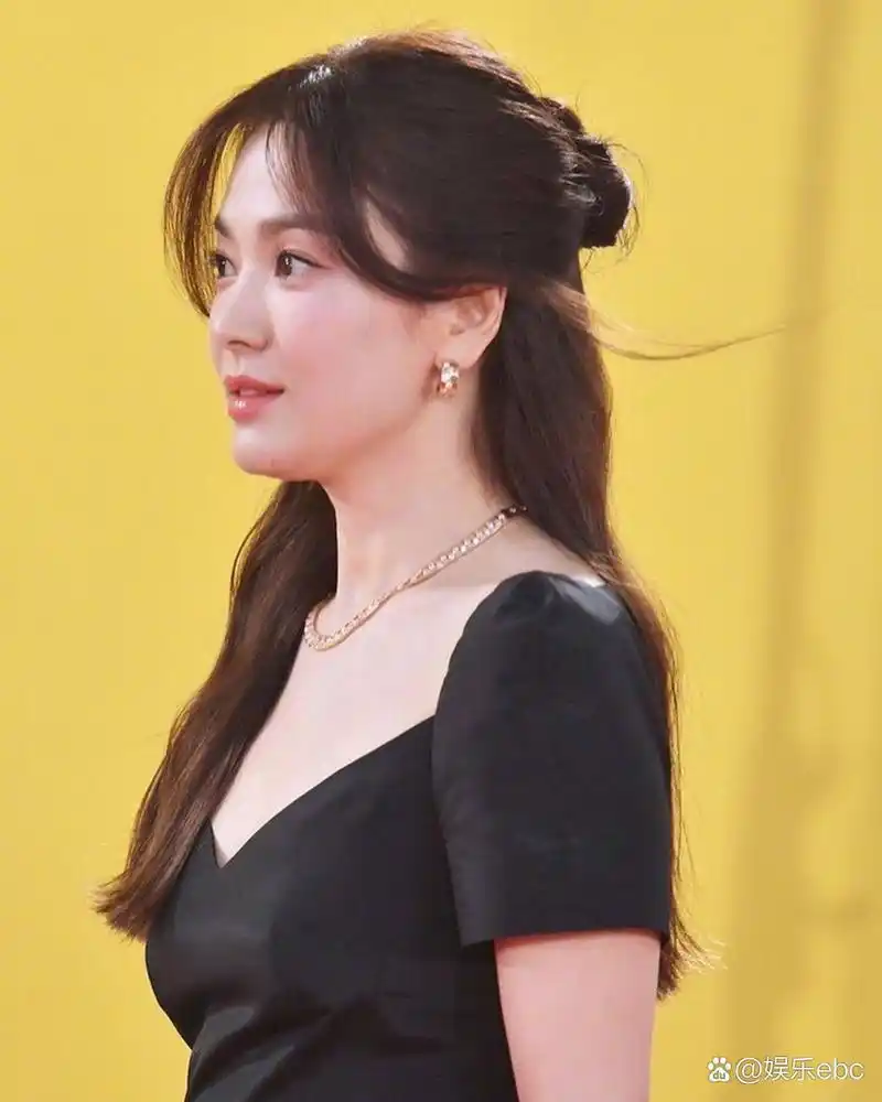 宋慧乔,黑色连衣裙,红毯照,真的好美.