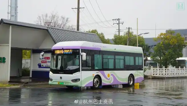 崇明岛"堡陈中线"部分更换为新款涂装的申沃九系白金刚纯电动巴士