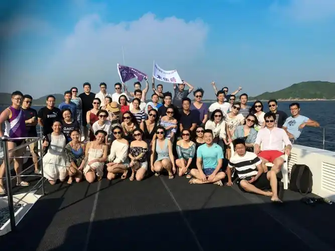 香港清华同学会举办夏日白腊仔游艇派对活动