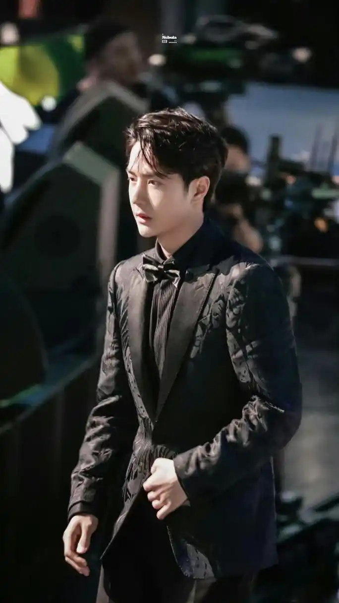 微博电影之夜红毯# 王一博微博之夜红毯来啦,一身黑色西装看起来好