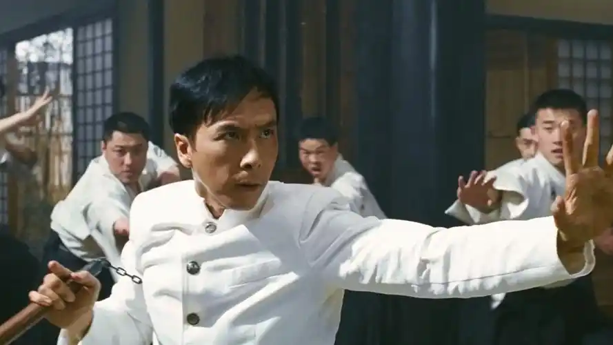 精武陈真:铁血硬汉甄子丹暴打侵略者,中华武术之巅峰