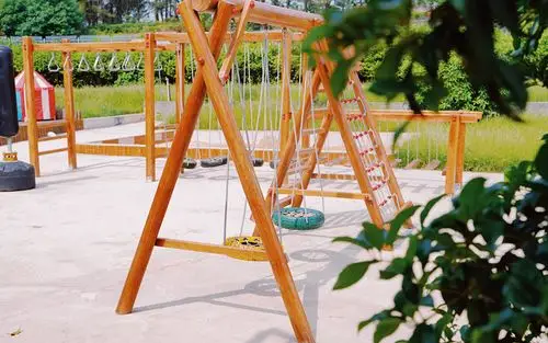 各种儿童游乐设施也不缺少,我爬我爬我爬爬爬.