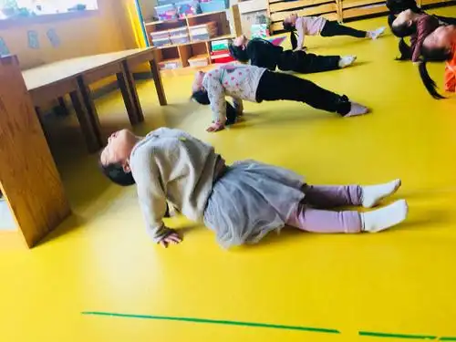 艺术体操——后卷腰 写美篇      体操能提高幼儿基本动作的协调性