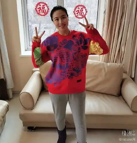 明艳动人!最美女排队长魏秋月晒全身照,产后仅9天身材就已恢复