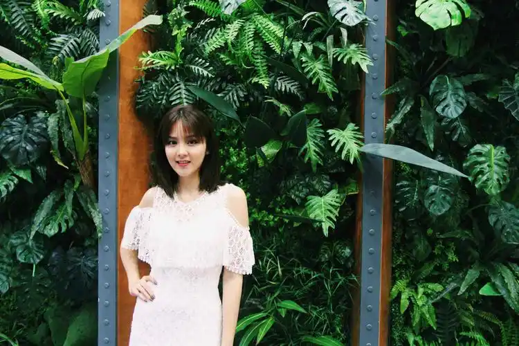 冼色丽惊艳出席《ok!精彩》盛典 获赞玲珑好身材