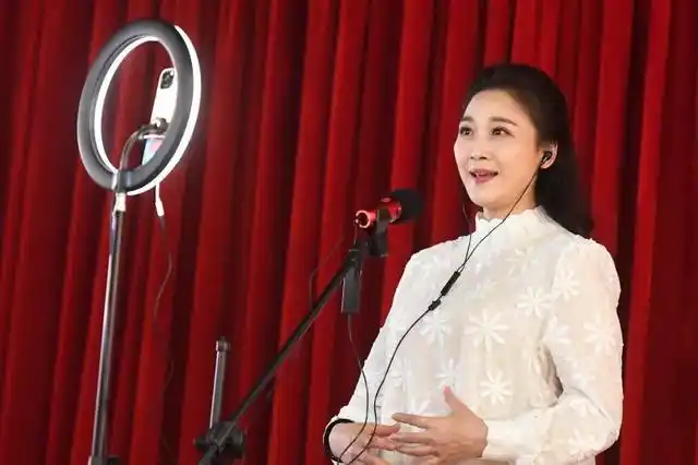 蒋文端在直播中