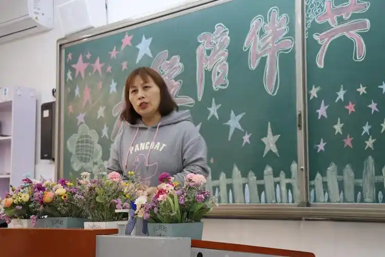 孩子们喜爱可敬可爱的王老师,像妈妈一样温暖,像师者