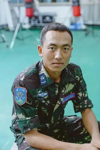 王威:《真正男子汉2》聚会合照:(6)给你防晒霜,自己拿着用(5)把腰带放