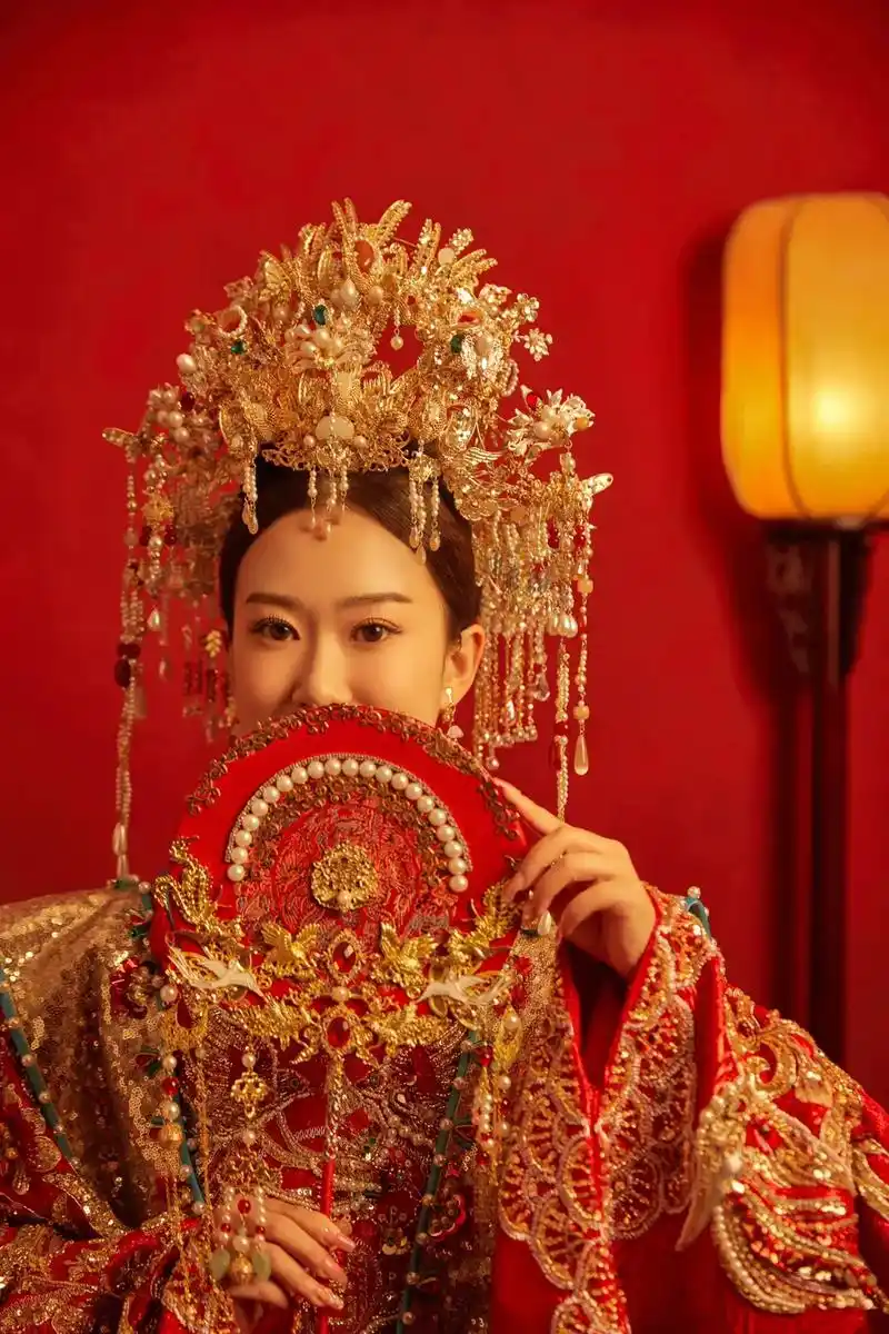 凤冠霞帔 #古风新娘  凤冠霞帔,十里红妆. 三书六聘,明 - 抖音