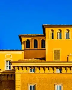 典型罗马宫殿风格的外立面与蓝色天空背景的橙色颜色照片