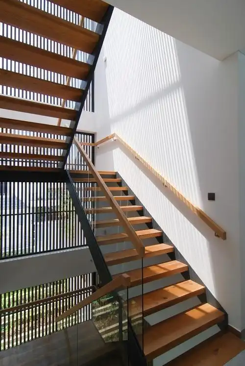 城市中的另一个小世界,又一经典体块穿插设计案例!