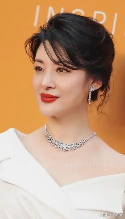 55岁的周涛风韵犹存,一袭白色高开叉礼服,秒杀无数菲林