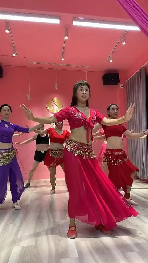 肚皮舞是要有肚子才能跳的.