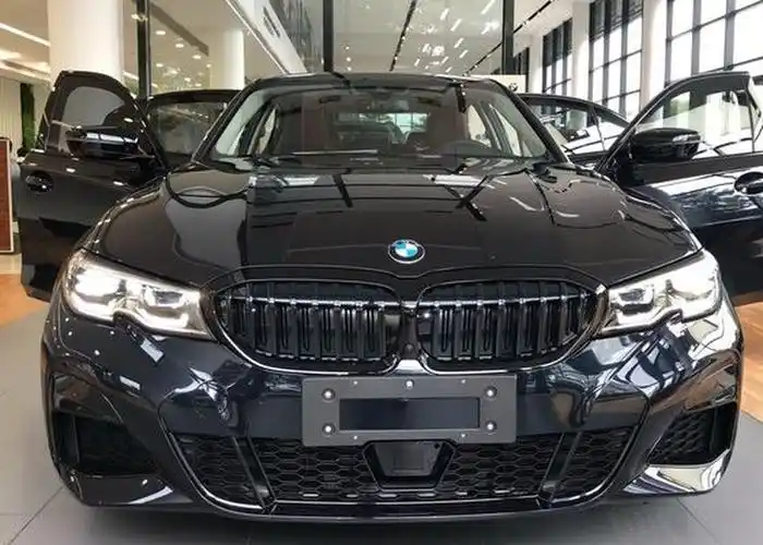 2021款宝马3系到店,黑色涂装很运动,车宽1879mm,5.9秒可破百!