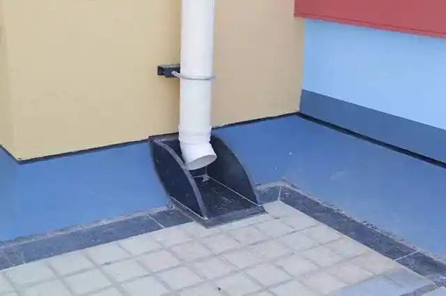 屋面泛水弧度均匀,高度合理