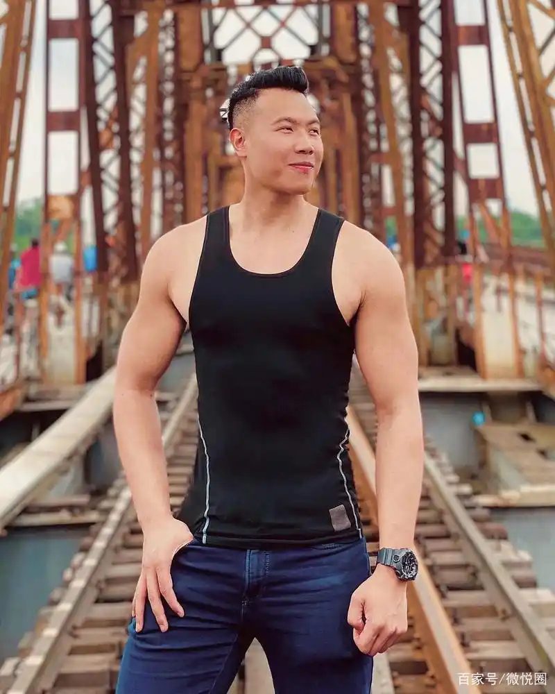 高壮肌肉男帅气有型,随时随地练身材,凹造型,满屏的荷尔蒙