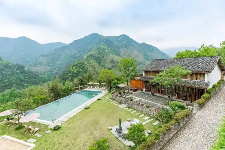 夏日去住临安山上的古风民宿推开窗门就是层层叠叠的山峦