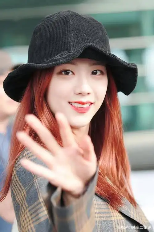 金智秀换发色,做了一款酒红色长发,时髦的同时还显白!