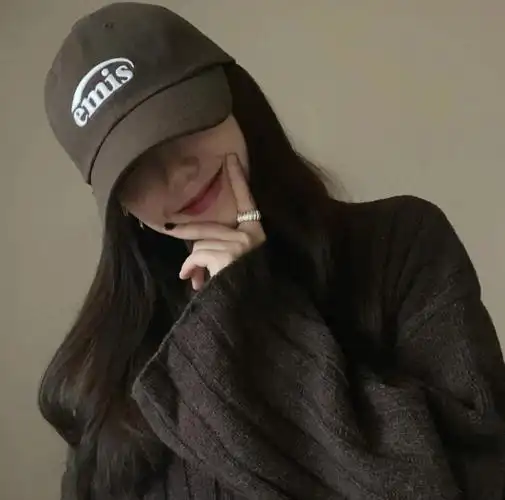 戴鸭舌帽的头像