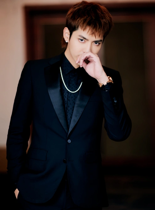 吴亦凡现身活动端正有型,与梁朝伟同台成"最萌身高差"!