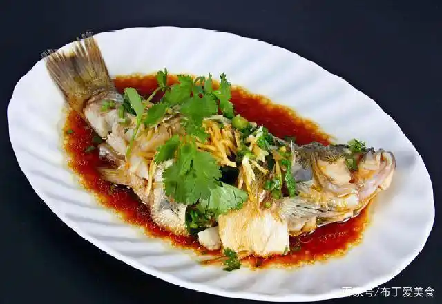 清蒸鱼怎么做好吃?掌握这些技巧,在家也能做出饭店的味道