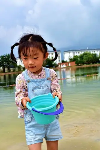 爱玩沙的小姑娘