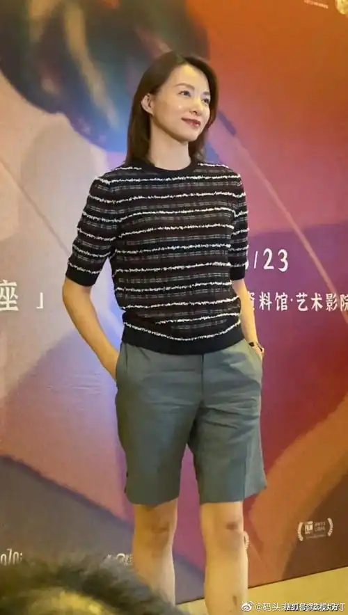 董卿中性帅气造型出席首映礼,穿短裤给邓婕献花,膝盖小腿现淤青