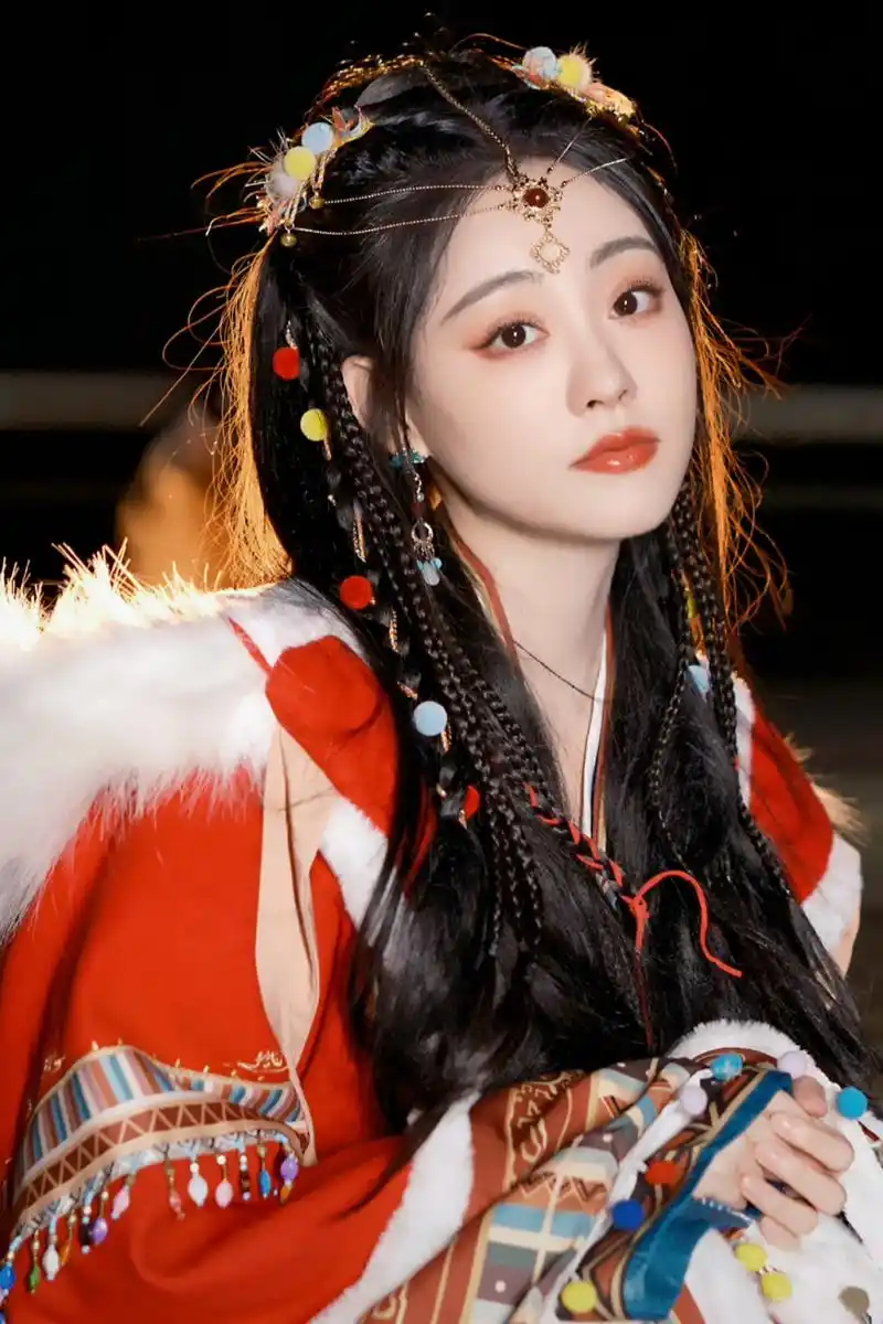 祝绪丹的古装造型令人惊艳,宛如从画中走出的明媚少女.